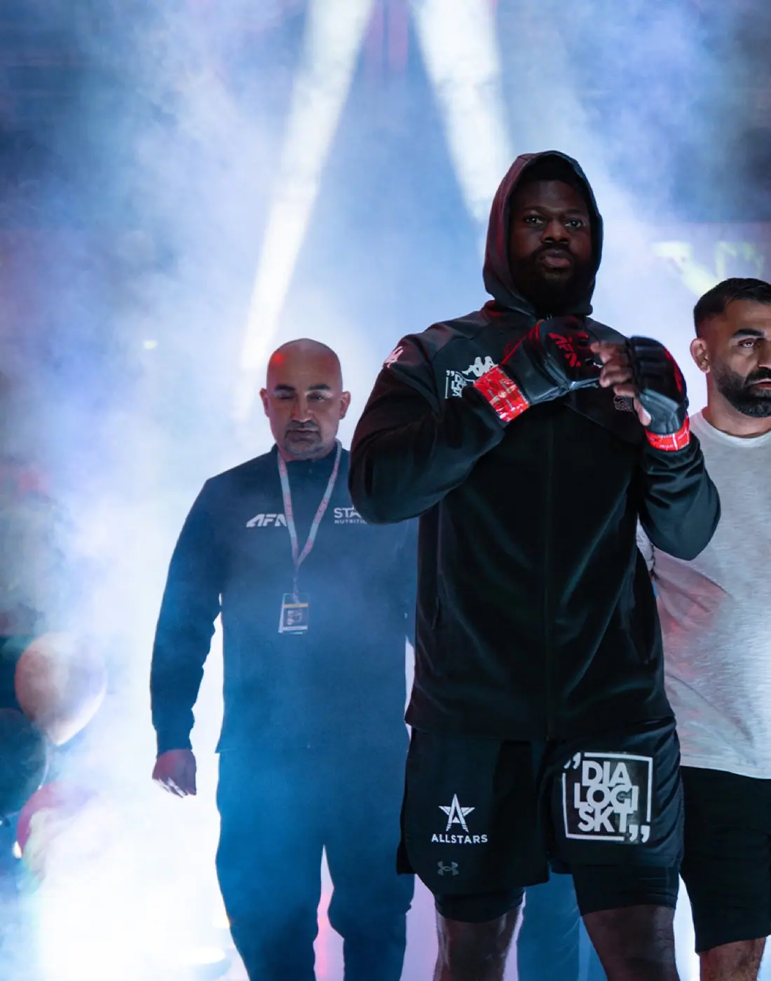 Fighter på väg in i buren under en AFN-gala, Apex Fight Night
